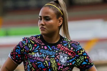 El conjunto felino saltó a la cancha a calentar portando un jersey conmemorativo.