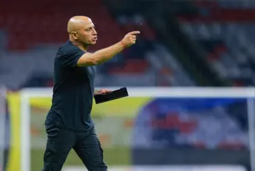 El estratega de las Águilas se pronunció en contra del acoso que reciben sus jugadoras.