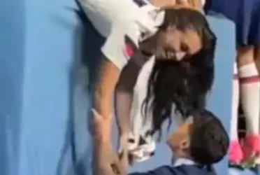 Los jugadores de las Águilas celebraron el título del jugador con un romántico momento.