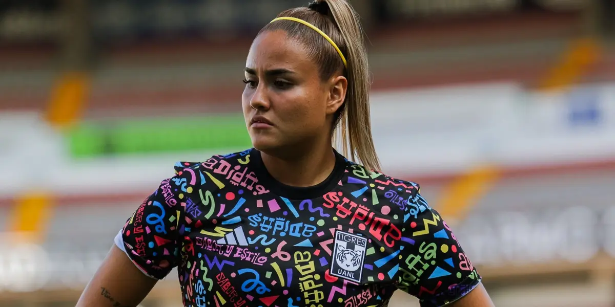 El conjunto felino saltó a la cancha a calentar portando un jersey conmemorativo. 