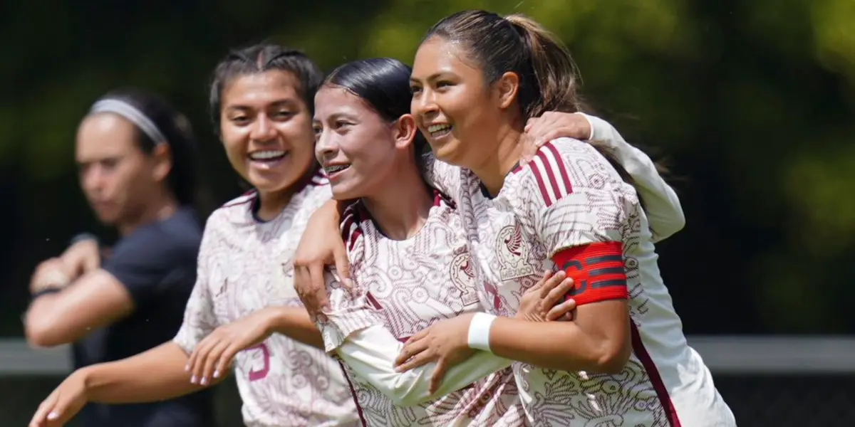 El Tri Femenil de la categoría menor disfruta de la mejor manera su concentración.  