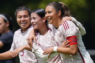 El Tri Femenil de la categoría menor disfruta de la mejor manera su concentración.  