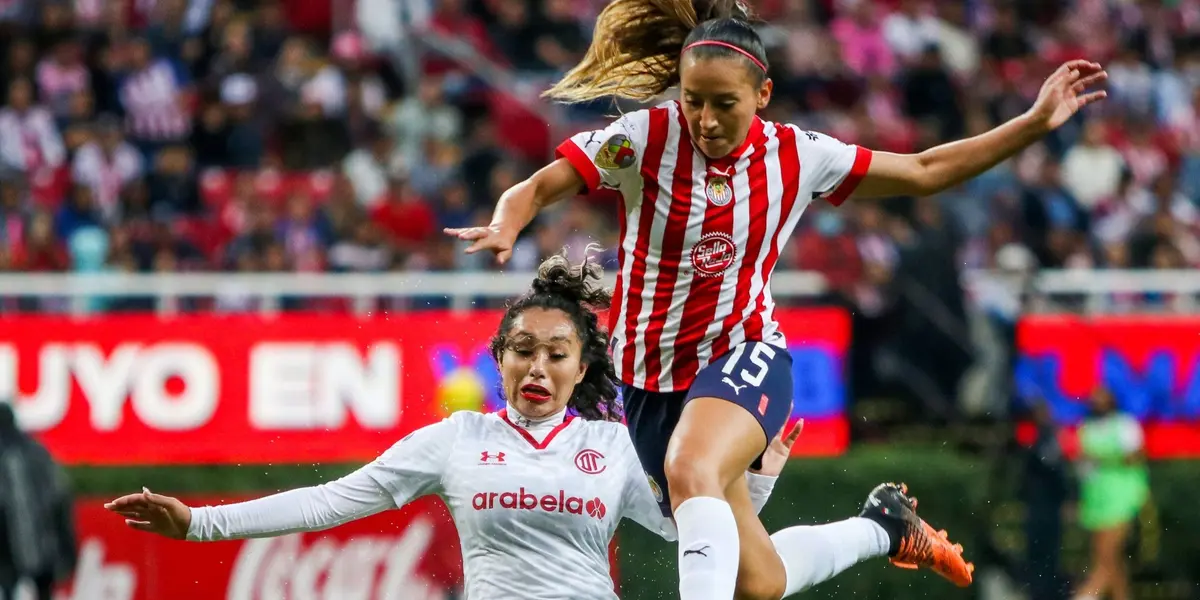 Ellas son las 22 jugadoras que saltarán al terreno de juego como titulares en unos minutos.  