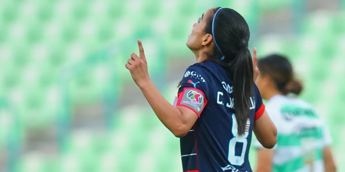 La jugadora del Rebaño anotó el gol que abrió el marcador y apuntó al cielo. 