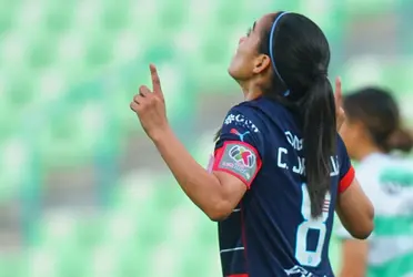 La jugadora del Rebaño anotó el gol que abrió el marcador y apuntó al cielo. 