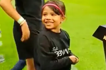 La pequeña aficionada pudo cumplir su sueño gracias al apoyo del club. 