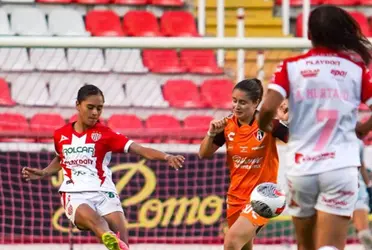 Las Centellas tuvieron una mala salida que pudo terminar con un gol en contra, pero Atlas no aprovechó. 