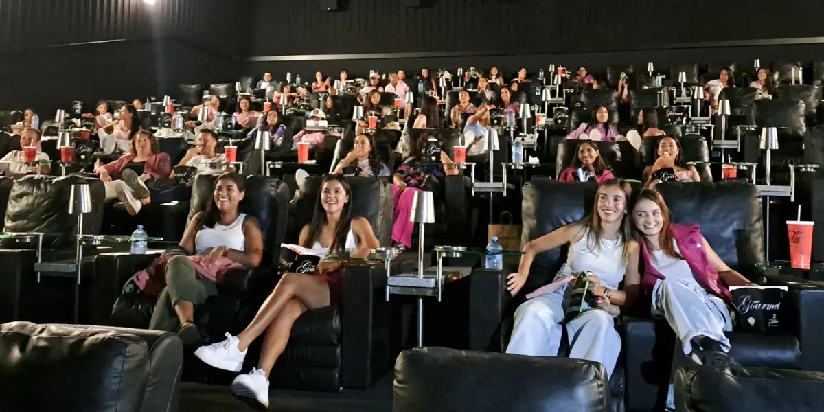 Las jugadoras del circuito rosa asistieron a un cine de Nuevo León juntas. 