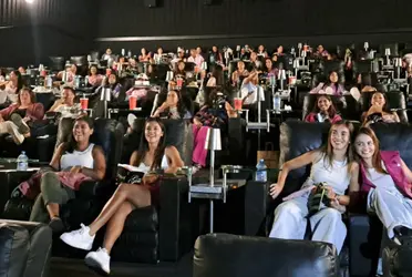 Las jugadoras del circuito rosa asistieron a un cine de Nuevo León juntas. 