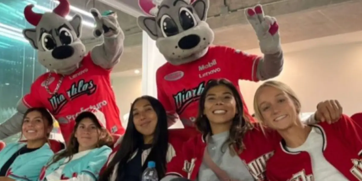 Las jugadoras del conjunto azulcrema mostraron su amor por el béisbol. 