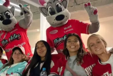 Las jugadoras del conjunto azulcrema mostraron su amor por el béisbol. 