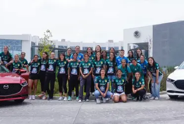 Todas las jugadoras de este equipo en el circuito rosa recibieron un auto por la alianza con una marca.  